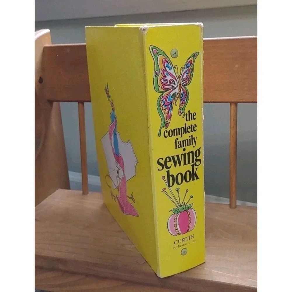 Vtg The Complete Family Sewing Book 1972 Hardcover Three Ring Binder With Tabs
